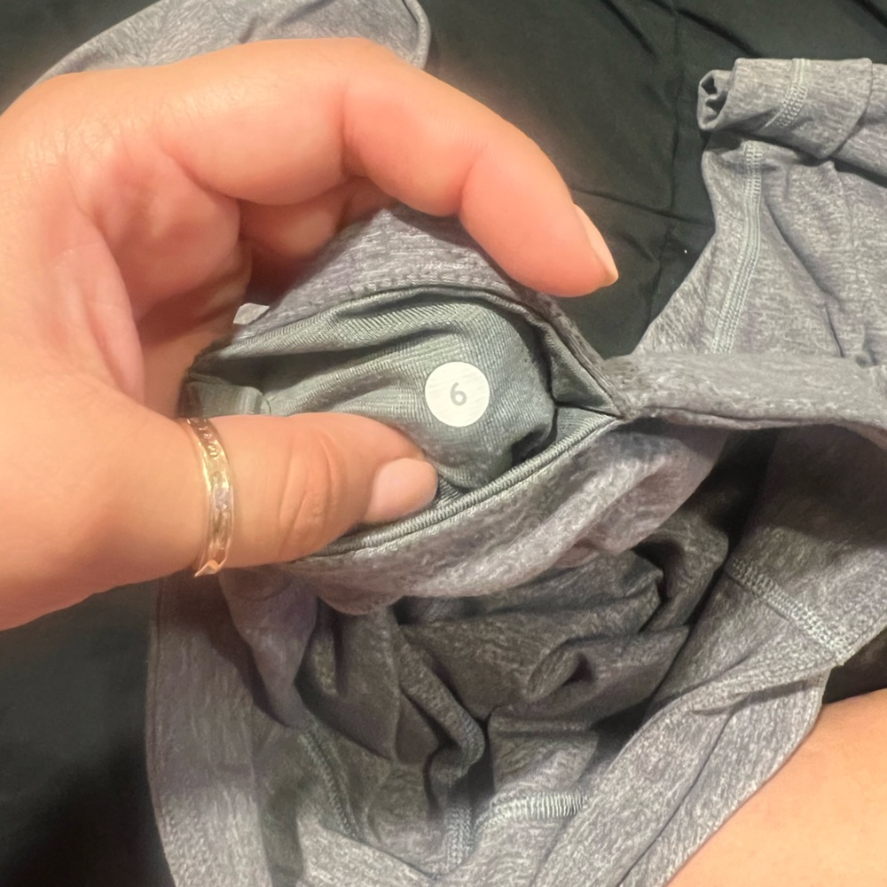 Lululemon leggings sz 6 - Picture 6 of 6